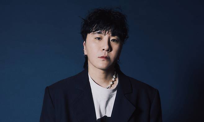 21일 서울 종로구 한 카페에서 만난 변성현 감독은 “뻔뻔한 관료들의 행태를 풍자하려 했다”며 “관객들이 피식거리면서 영화를 보다가, 마지막에는 뒤통수가 싸해졌으면 좋겠다는 마음으로 작업했다”고 말했다. 넷플릭스 제공