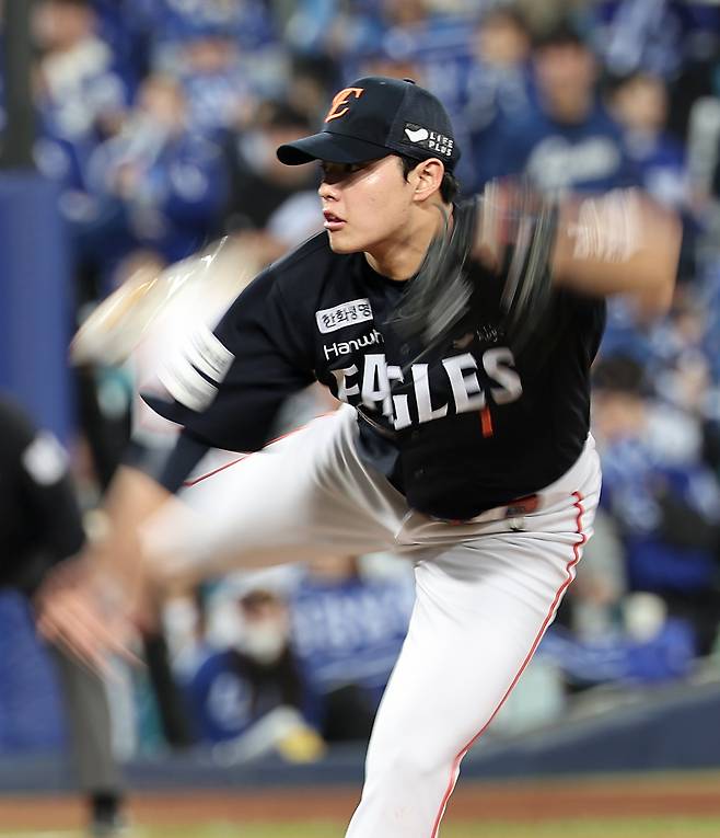 21일 대구삼성라이온즈파크에서 열린 2025 신한 SOL뱅크 KBO 포스트시즌 플레이오프 3차전 한화 이글스와 삼성 라이온즈의 경기, 한화 문동주가 9회말 마운드에 올라 역투하고 있다. 뉴스1