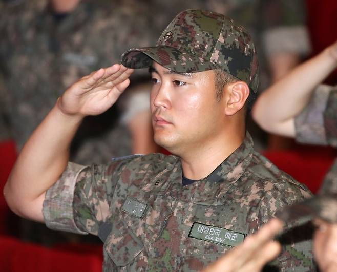 이재용 삼성전자 회장의 장남 이지호 씨가 23일 경남 창원 진해구 해군사관학교 웅포강당에서 열린 제139기 해군사관후보생 입교식에서 경례를 하고 있다. 지난 15일 입영한 이 씨를 비롯한 해군사관후보생들은 이날 입교식을 시작으로 10주간 강도 높은 훈련을 거쳐 11월 28일 임관식을 통해 해군 소위로 임관한다. 2025.9.23. 뉴스1