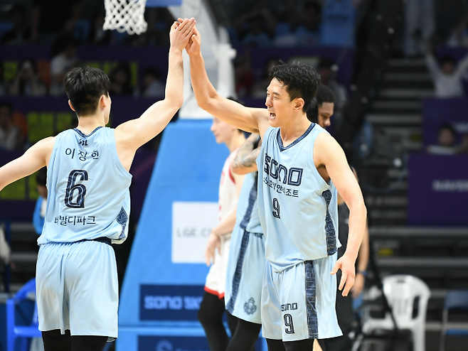 고양 소노 정희재가 8일 고양 소노아레나에서 열린 2025~26 프로농구 정규시즌 서울 SK와의 홈 경기에서 승리한 뒤 이정현과 기뻐하고 있다. KBL 제공