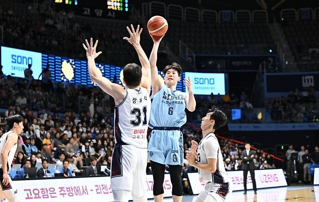 고양 소노 이정현이 19일 고양 소노아레나에서 열린 2025~26 프로농구 정규시즌 부산 KCC와의 홈 경기에서 슛하고 있다. KBL 제공
