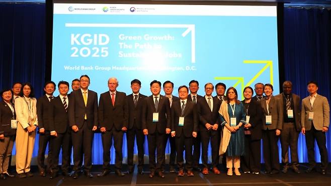20일(현지시간) 미국 워싱턴 DC 세계은행(World Bank) 본부에서 열린 ‘제14회 한국 녹색혁신의 날’에서 고위급 인사들이 기념촬영을 하고 있다. 제주도 제공