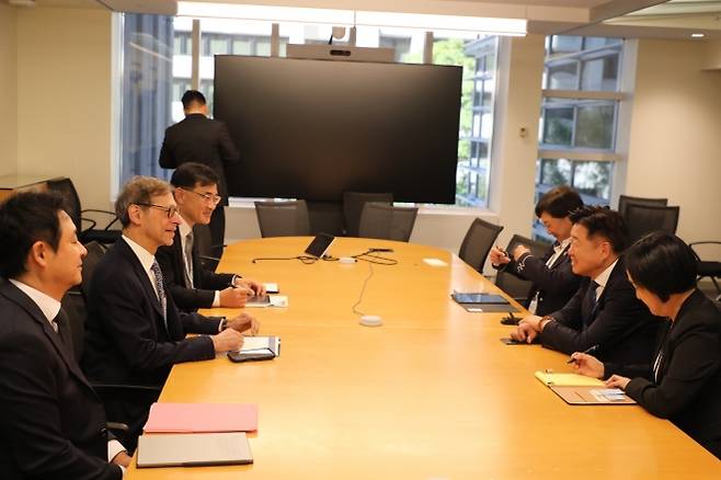 오영훈 제주도지사가 20일(현지시간) 미국 워싱턴DC 세계은행(World Bank) 본부를 방문해 세계은행그룹(WBG) 주요 인사들과 만나 지속가능 발전을 위한 구체적 협력방안을 논의하고 있다. 제주도 제공