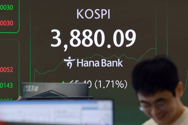 21일 서울 중구 하나은행 본점 딜링룸에서 딜러가 업무를 보고 있다. 이날 코스피는 전 거래일보다 36.32p(0.95%) 오른 3851.01로 개장했다. 원·달러 환율은 1.8원 오른 1421.0원, 코스닥지수는 5.76p(0.66%) 오른 881.53으로 시작했다. 연합뉴스