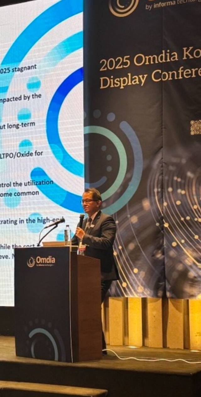 데이비드 시에 옴디아 시니어 리서치 디렉터가 21일 서울 강남구 엘타워에서 열린 옴디아 디스플레이 컨퍼런스에서 디스플레이 시장 전망에 대해 설명하고 있다.사진=허진 기자