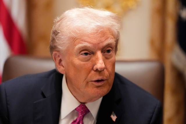 도널드 트럼프 미국 대통령이 17일(현지 시간) 백악관에서 볼로디미르 젤렌스키 우크라이나 대통령과 정상회담을 하던 중 기자 질문에 답하고 있다. AP연합뉴스