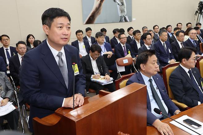 21일 국회 과학기술정보방송통신위원회에서 열린 ICT 분야 산하기관 국정감사에서 홍범식&nbsp;LG유플러스 대표이사가 해킹 사태와 관련한 위원 질의에 답하고 있다. ⓒ 연합뉴스