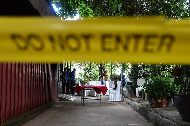 10월20일(현지시간) 캄보디아에서 범죄조직에 납치돼 피살당한 한국인 대학생 박아무개씨의 공동부검이 열리는 캄보디아 프놈펜 턱틀라사원에 안치실 앞에 폴리스라인이 설치돼 있다. ⓒ 연합뉴스