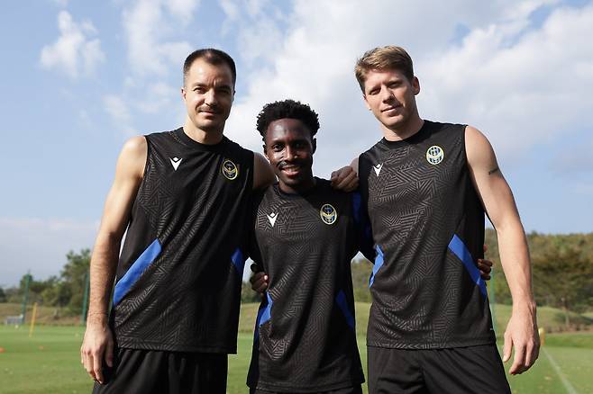 인천은 이르면 26일 안방에서 열릴 경남FC전에서 K리그2 우승을 확정할 수 있다. K리그1 시절 리그 최고로 평가받은 무고사, 제르소, 델브리지(왼쪽부터)가 지난해 팀의 강등에도 잔류를 선택했고, 올해 팀을 위해 헌신한 덕분이다. 사진제공│한국프로축구연맹