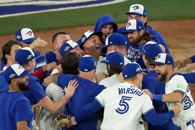 토론토는 선수단이 21일(한국시간) 로저스센터서 열린 ‘2025 MLB PS’ 시애틀과 ALCS 7차전서 4-3으로 승리한 이후 기쁨을 만끽하고 있다. 토론토(캐나다)|AP뉴시스