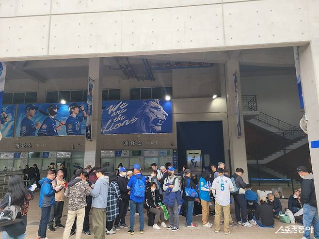 21일 이른 오후 디지털 취약계층을 위해 현장 티켓을 판매하는 대구 삼성라이온즈파크 매표소 앞에 팬들의 줄이 길게 늘어져 있다. 대구｜장은상 기자 award@donga.com