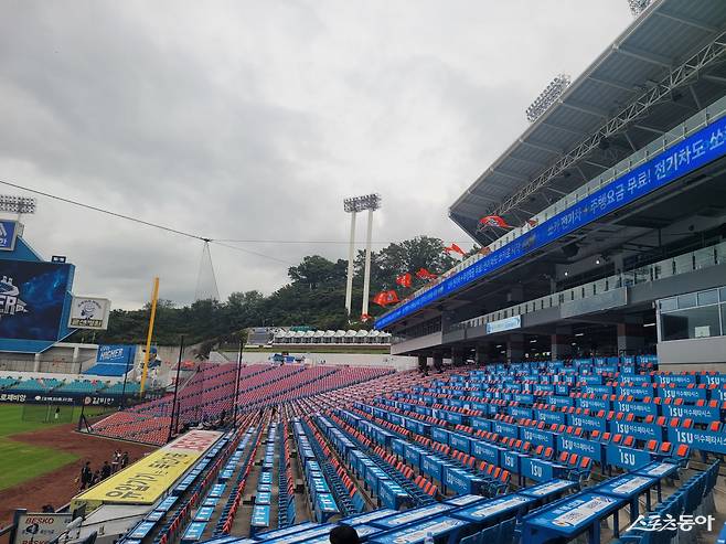 21일 대구 삼성라이온즈파크 원정팀 덕아웃 뒤인 1루 측 관중석이 한화 구단이 미리 준비한 오렌지색 우의로 가득 덮여져 있는 모습. 대구｜장은상 기자 award@donga.com