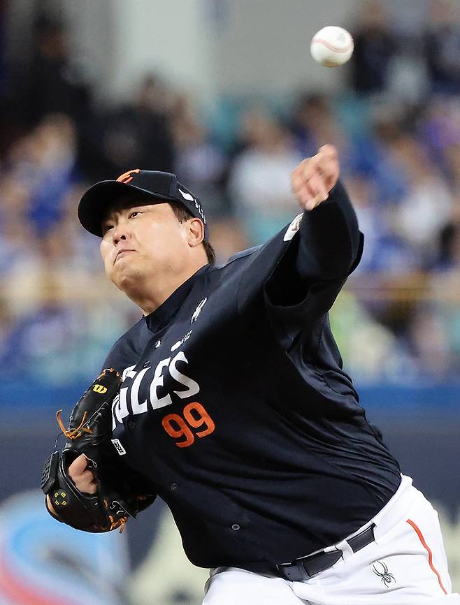 한화 류현진이 21일 대구삼성라이온즈파크에서 열린 ‘2025 신한 SOL 뱅크 KBO PS’ 삼성과 PO 3차전에 선발등판해 힘차게 공을 던지고 있다. 대구|뉴시스