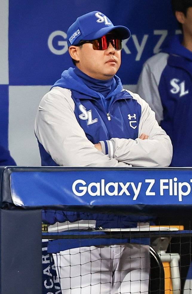 박진만 삼성 감독은 21일 대구 한화와 PO 3차전서 4-5로 패해 시리즈 전적 1승 2패로 벼랑 끝에 몰린 뒤 “4차전에선 가라비토의 불펜 투입도 고민하겠다”고 밝혔다. PO 3차전서 그라운드를 응시하는 박 감독. 대구｜뉴시스