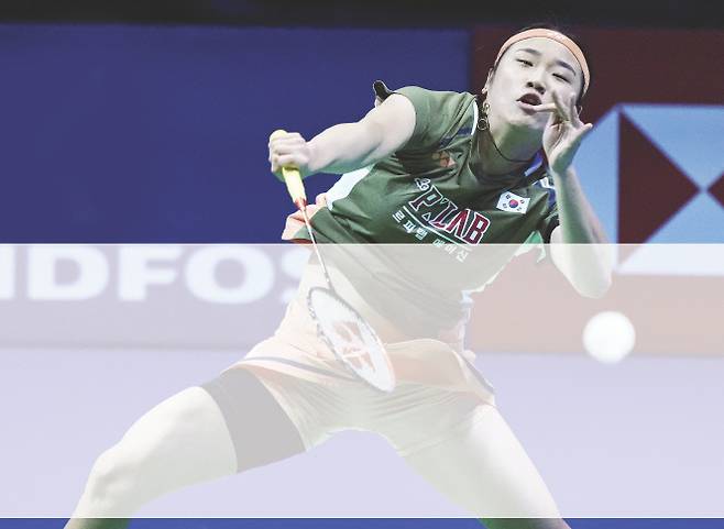 안세영이 지난 18일(현지시간) 덴마크 오덴세에서 열린 세계배드민턴연맹 월드투어 슈퍼 750 덴마크오픈 배드민턴 여자 단식 준결승전에서 일본의 야마구치 아카네를 상대로 공격하고 있다. EPA연합