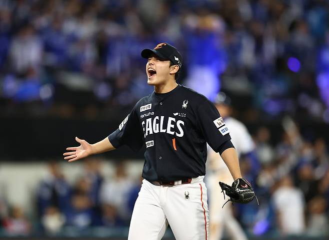 21일 대구삼성라이온즈파크에서 열린 2025 KBO 포스트시즌 플레이오프 한화 이글스 대 삼성 라이온즈 3차전. 7회 말 위기를 무실점으로 넘긴 한화 투수 문동주가 포효하고 있다. 연합뉴스