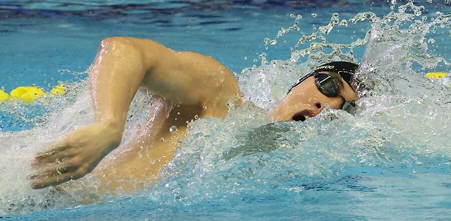 ▲ 20일 오후 부산 동래구 사직실내수영장에서 열린 제106회 전국체육대회 수영(경영) 남자일반부 자유형 200m 결승에서 황선우(강원도청)가 역영하고 있다. ⓒ연합뉴스