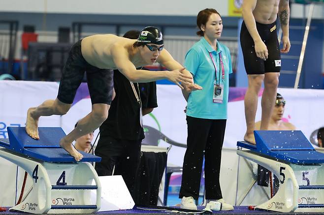 ▲ 19일 부산 아시아드주경기장에서 열린 제106회 전국체육대회 수영 남자 계영 800m에서 황선우(강원도청)가 마지막 주자로 스타트하고 있다. ⓒ연합뉴스