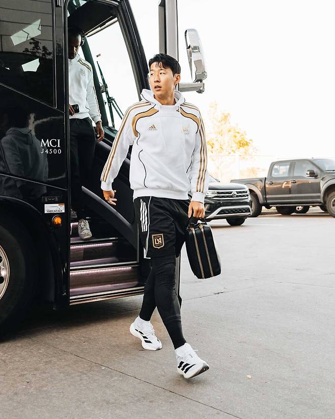 ▲ 이제 관심은 손흥민이 또 한 번 트로피 경쟁에 이름을 올릴 수 있을지에 쏠린다. MLS 입성 후 단 두 달 만에 올해의 골 후보에 이어 신인상 논의의 중심에 서 유럽 무대를 뒤로하고도 여전히 손흥민 브랜드의 힘이 통한다는 걸 증명하고 있다. ⓒ LAFC