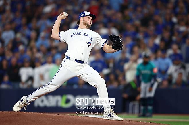 ▲ 예세비지는 2승3패로 몰렸던 시애틀과 챔피언십시리즈 6차전에서 호투하며 벼랑 끝의 팀을 구해냈다