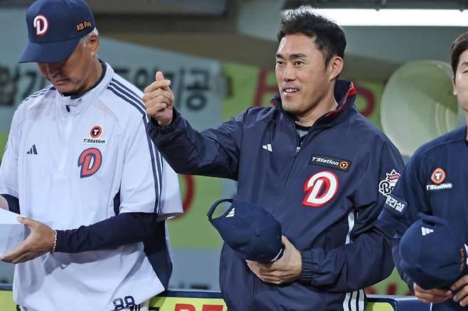 조성환(오른쪽) 두산 베어스 감독대행. /사진=두산 베어스 제공