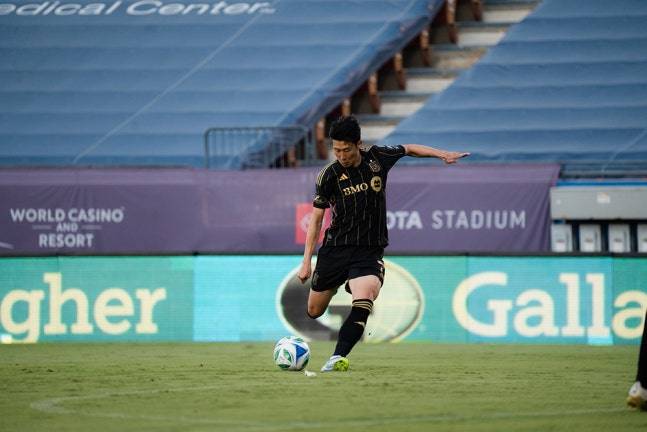 로스앤젤레스(LA)FC 손흥민이 지난 8월(한국시간) 미국 텍사스주 댈러스의 도요타 스타디움에서 열린 2025 MLS 정규리그 28라운드 원정경기 FC댈러스전에서 오른발 프리킥을 차는 순간. /사진=LAFC 제공