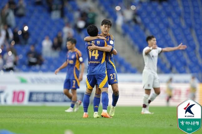 18일 경기 승리 확정 직후 이진현과 포옹하는 이청용. /사진=한국프로축구연맹