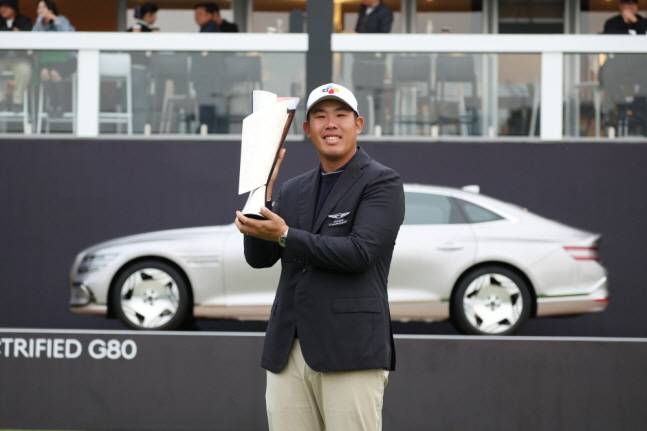 안병훈이 2024년 제네시스 챔피언십 우승 후 트로피를 들어올리고 있다. /사진=KPGA 투어 제공