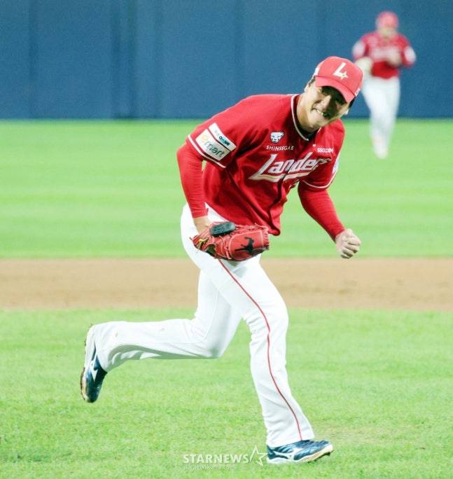 SSG 김광현이 준PO에서 이닝을 마친 뒤 기뻐하고 있다. /사진=강영조 선임기자