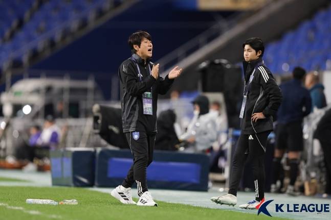 선수들을 독려하는 노상래 감독대행(왼쪽). /사진=한국프로축구연맹