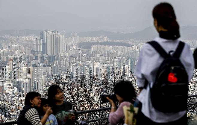 서울 아파트 가격이 급등하면서 정부가 보유세 인상으로 부동산 정책 방향을 돌렸다. 서울 남산에서 바라본 도심 아파트들. [사진 | 뉴시스]