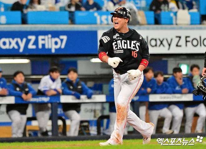 21일 오후 대구삼성라이온즈파크에서 열린 '2025 신한 SOL Bank KBO 포스트시즌' 한화 이글스와 삼성 라이온즈의 플레이오프 3차전 경기, 4회초 2사 2루 한화 하주석이 이도윤의 1타점 적시타때 득점에 성공한 후 포효하고 있다. 엑스포츠뉴스 대구, 김한준 기자