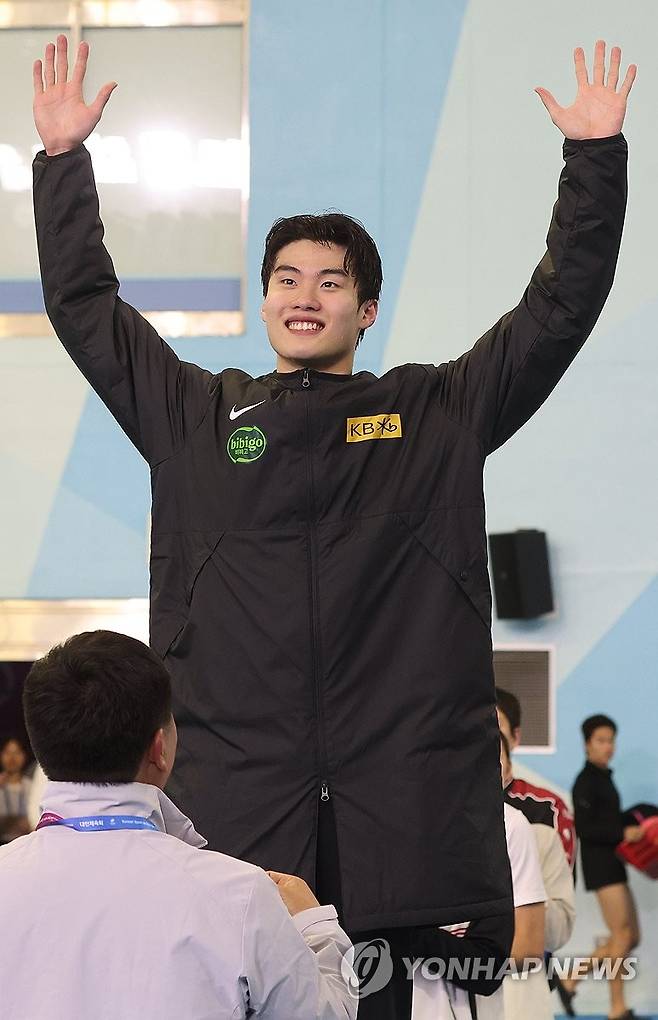관중들에게 인사하는 황선우 (부산=연합뉴스) 강선배 기자 = 황선우(강원도청)가 20일 오후 부산 사직실내수영장에서 열린 제106회 전국체육대회 수영 남자 일반부 자유형 200m 결승 시상식에서 관중에게 인사하고 있다. 2025.10.20 sbkang@yna.co.kr