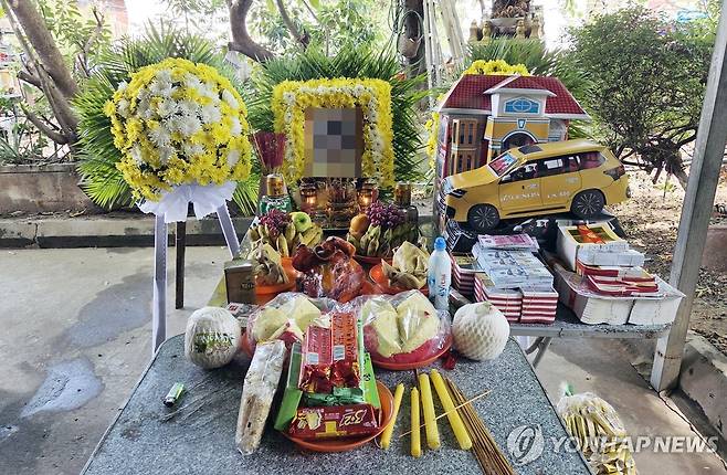 캄포디아서 숨진 중국인 사망자 화장 앞두고 장례식 (프놈펜=연합뉴스) 손현규 특파원 = 19일(현지시간) 캄보디아 수도 프놈펜 중심가에 있는 턱틀라 사원에서 중국인 사망자의 장례가 치러지고 있다. 2025.10.19 son@yna.co.kr