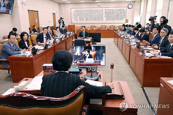 국감 불출석 증인에 대한 동행명령장 발부의 건 통과 (서울=연합뉴스) 박동주 기자 = 21일 서울 여의도 국회 법제사법위원회 전체회의에서 추미애 위원장이 오창훈 제주지방법원 부장판사 등 국정감사 불출석 증인에 대한 동행명령장 발부의 건을 의결하며 의사봉을 두드리고 있다. 2025.10.21 pdj6635@yna.co.kr