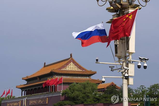 中 베이징 톈안먼 광장에 걸린 중국과 러시아 국기] [AP=연합뉴스 자료사진]