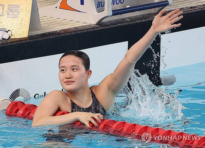 한다경, 수영 여자 자유형 800m 한국신기록 (김천=연합뉴스) 윤관식 기자 = 한다경(전북체육회)이 24일 경북 김천실내수영장에서 열린  2024 파리 올림픽 경영 국가대표 선발대회를 겸해 열린 'KB금융 코리아 스위밍 챔피언십' 여자 자유형 800m 결승에서 8분38초32의 한국 신기록을 세운 뒤 환호하고 있다. 2024.3.24 psik@yna.co.kr