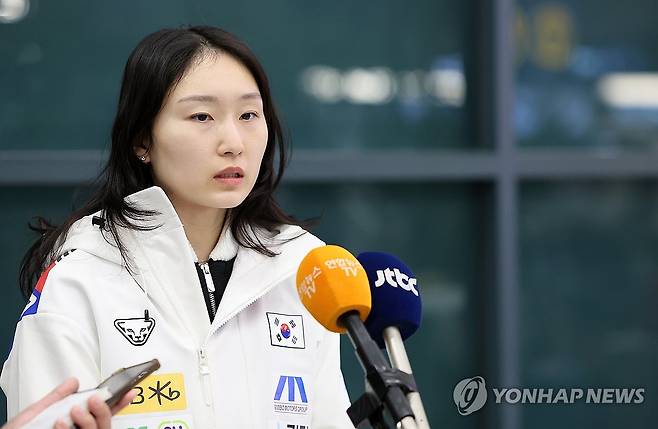 소감 밝히는 최민정 (영종도=연합뉴스) 이동해 기자 = 캐나다 몬트리올에서 열린 2025-2026 국제빙상경기연맹(ISU) 월드투어 2차 대회를 마친 쇼트트랙 최민정이 21일 오후 인천국제공항을 통해 귀국해 소감을 밝히고 있다. 2025.10.21 eastsea@yna.co.kr
