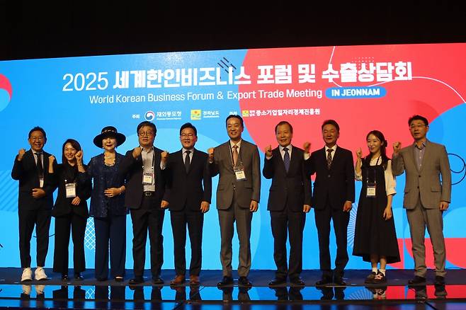 '2025 제2차 세계한인비즈니스 포럼' (목포=연합뉴스) 박현수 기자 = 21일 오후 전남 목포 호텔현대 바이라한에서 열린 '2025 제2차 세계한인비즈니스 포럼'에서 변철환(왼쪽서 6번째) 재외동포청 차장을 비롯해 주요 참석자들이 기념촬영을 하고 있다. 2025. 10. 21. phyeonsoo@yna.co.kr