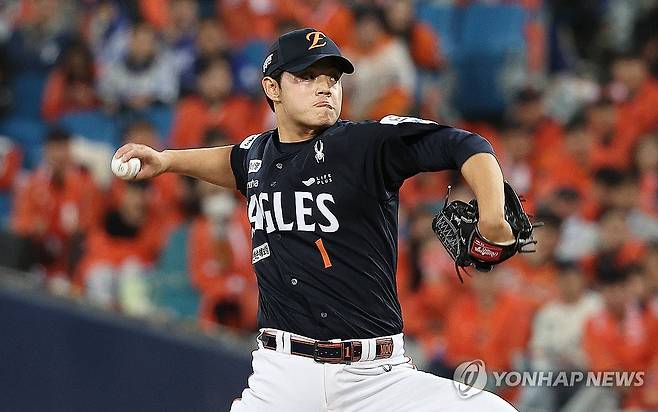 문동주 '막는다' (대구=연합뉴스) 윤관식 기자 = 21일 대구 삼성라이온즈파크에서 열린 2025 프로야구 KBO리그 포스트시즌 플레이오프 3차전 한화 이글스와 삼성 라이온즈의 경기. 6회말 한화 문동주가 역투하고 있다. 2025.10.21 psik@yna.co.kr