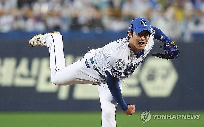 삼성 원태인, 105구 역투 (대구=연합뉴스) 윤관식 기자 = 13일 대구 삼성라이온즈파크에서 열린 2025 프로야구 KBO리그 포스트시즌 준플레이오프 3차전 SSG 랜더스와 삼성 라이온즈의 경기. 7회초 삼성 선발투수 원태인이 역투하고 있다. 2025.10.13 psik@yna.co.kr