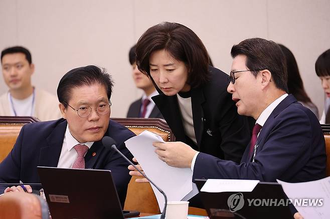 대화하는 국민의힘 의원들 (서울=연합뉴스) 박동주 기자 = 국민의힘 송석준, 나경원, 신동욱 의원이 21일 서울 여의도 국회 법제사법위원회에서 열린 국정감사에서 대화하고 있다. 2025.10.21 pdj6635@yna.co.kr