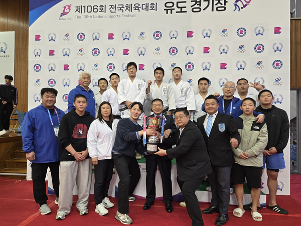 경기도 유도 팀이 제106회 전국체육대회에서 종목우승을 차지하며 25연패를 이루고 종합우승컵을 들어올리고 있다./경기도유도회 제공