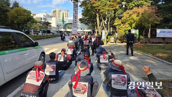 민주노총 전국건설노동조합은 22일 하남시청 앞에서 집회를 열고 3기 신도시 교산지구 토목공사 현장에서의 불·편법 하도급 근절을 촉구햇다. 2025.10.22 하남/문선호기자 moon23@kyeongin.com