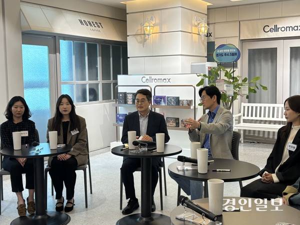 김동연 경기도지사가 22일 용인에 소재한 건강기능식품·화장품 제조기업인 ㈜셀로맥스 사이언스를 방문해 주 4.5일제 간담회를 열고 직원들의 의견을 들었다. 2025.10.22 /이영지기자 bbangzi@kyeongin.com