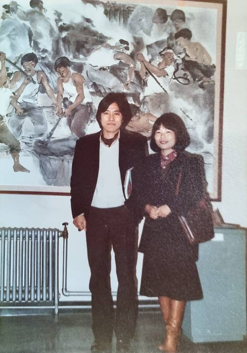 김병종의 대학졸업 전시장에 찾아온 소설가 최명희. 1980년 중앙일보 신춘문예에서 최명희는 소설분야에, 김병종은 희곡분야에서 각각 수상했다. /김병종 제공