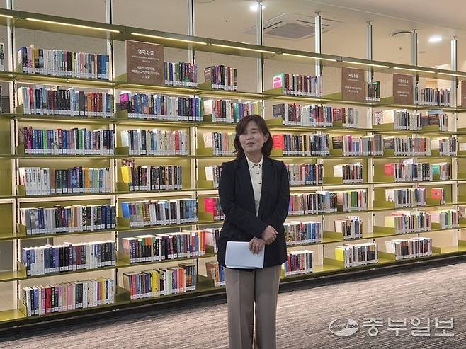 22일 경기도서관 팸투어가 열린 가운데, 윤명희 경기도서관 관장이 시설 내부를 설명하고 있다. 이명호기자
