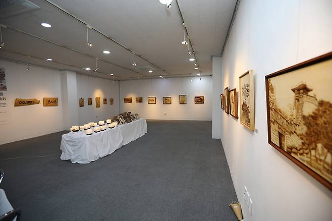 '인두로 그린 역사, 수원화성 이야기' 전시 전경. 사진=수원화성청년문화발전소