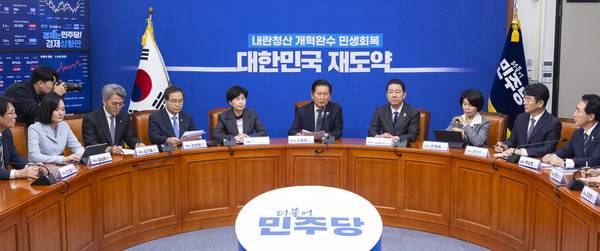 더불어민주당 정청래 대표가 20일 서울 여의도 국회에서 열린&nbsp;사법개혁특별위원회&nbsp;사법개혁안 발표에 참석해 사법 개혁안의 의미에 대해 설명하고 있다. 2025.10.20 [사진=연합뉴스]