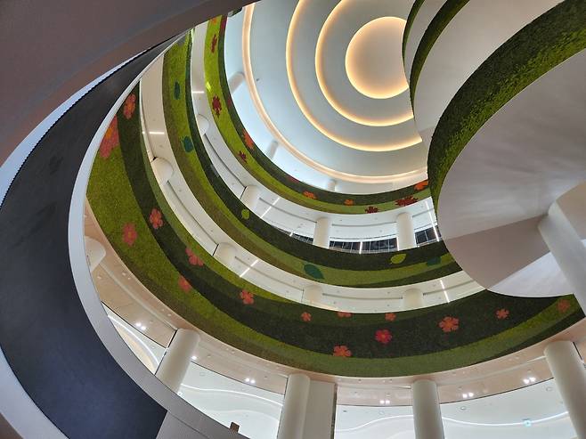 경기도서관 내 나선형 구조. 벽면에는 스칸디아모스(천연 이끼)가 봄·여름·가을의 특징으로 장식돼있다.김기웅 기자 woong@kihoilbo.co.kr
